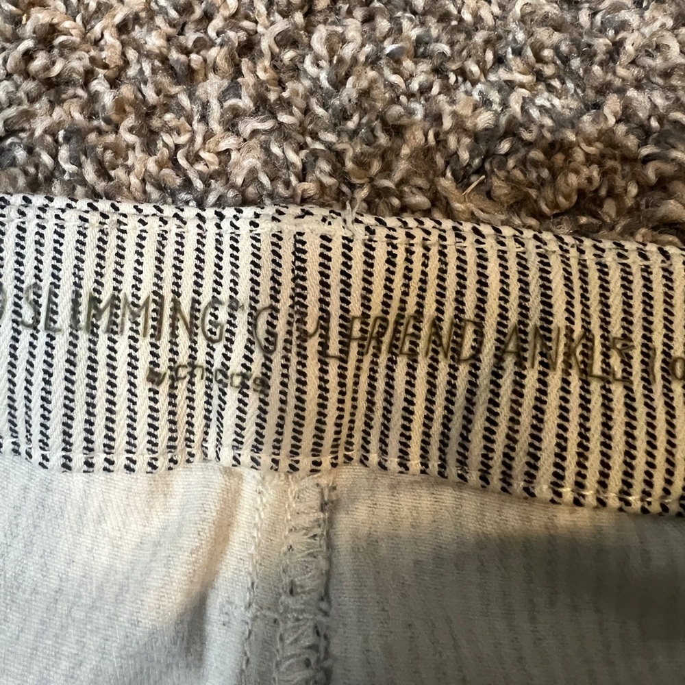 Chico's Ankle Cropped Jeans Girlfriend Sliming with Rolled Cuffs size 4 small - Picture 8 of 15